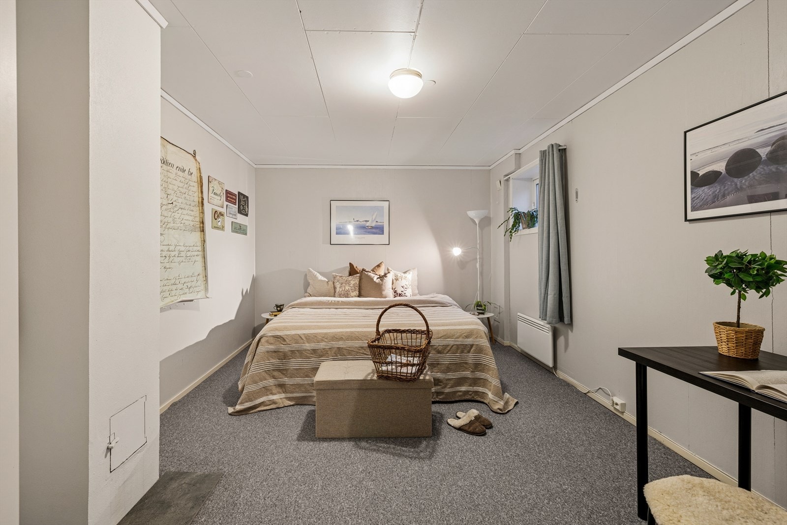 Lyst og romslig soverom i underetasjen. Galleribilde