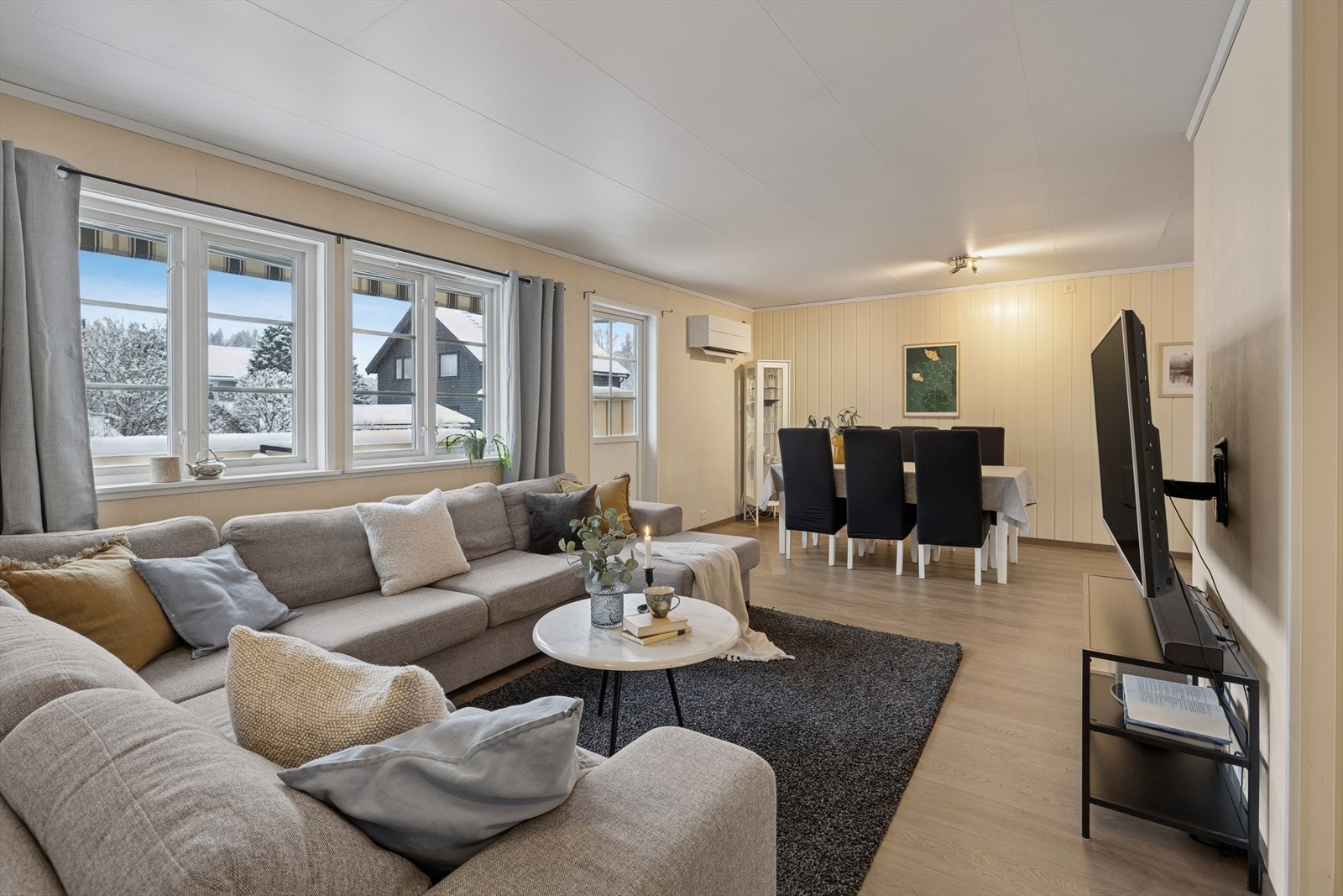 Store vindusflater gir godt utsyn og slipper inn rikelig med dagslys. Galleribilde