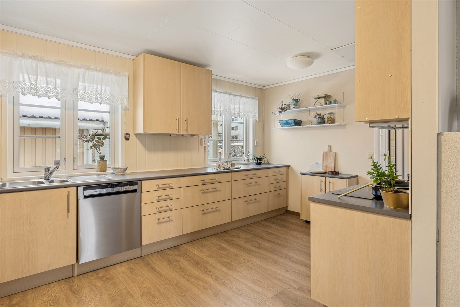 Kjøkkenet er utstyrt med integrert steketopp og oppvaskmaskin, samt at det er plass til frittstående oppvaskmaskin og kjøleskap. Galleribilde