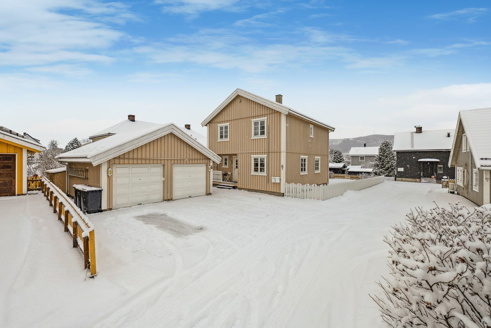 Til boligen følger del av dobbel garasje, ellers er det plass for en bil foran garasjen. Det er elektrisk portåpner. Galleribilde