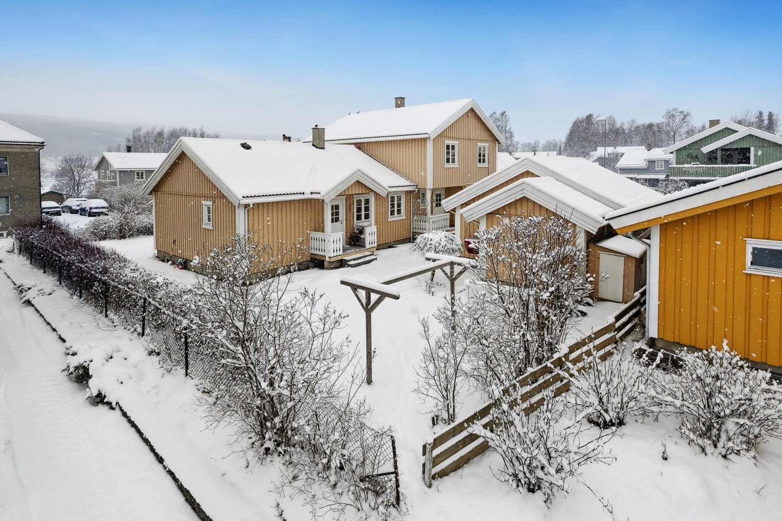 Felles eiet tomt på 696,40 m² gir romslig uteplass med plen og beplantning. Galleribilde