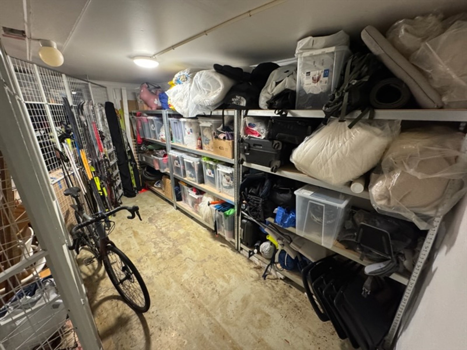 Stor og fin bod på 10 kvm med praktisk hyllesystem Galleribilde