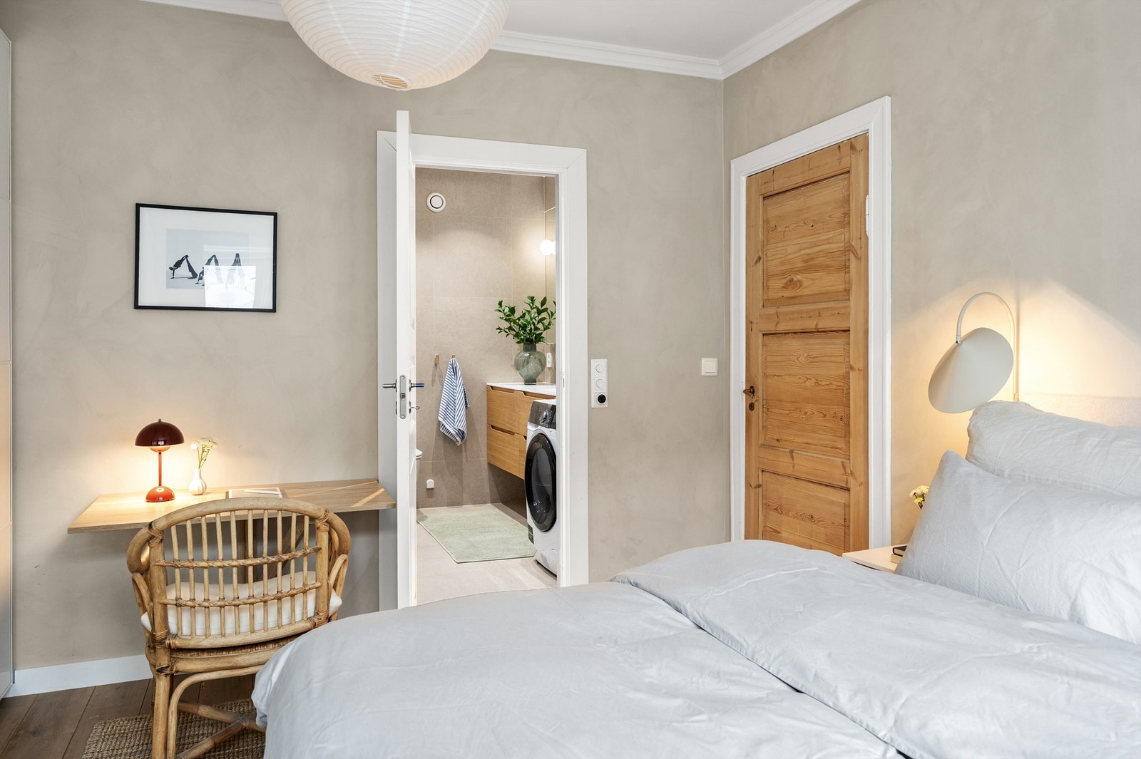 Fra hovedsoverommet er det praktisk tilgang til leilighetens hovedbad. Galleribilde