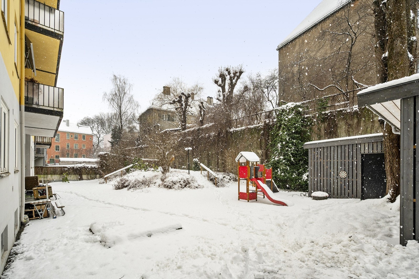 I bakgården er det også etablert et nytt sykkelhus for trygg sykkelparkering med stikkontakt for lading av el-sykkel. Galleribilde