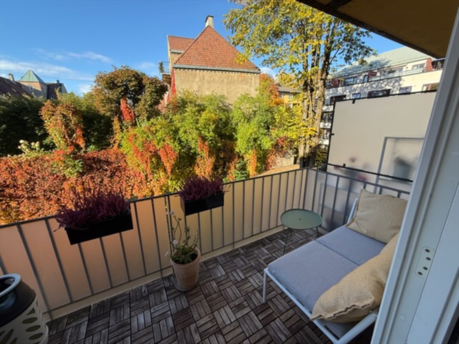 Fra balkongen ser du utover frodige og idylliske grøntområder. Selger informerer om gode solforhold fra ca. kl. 14:00 på sommerstid. (Selgers bilde). Galleribilde