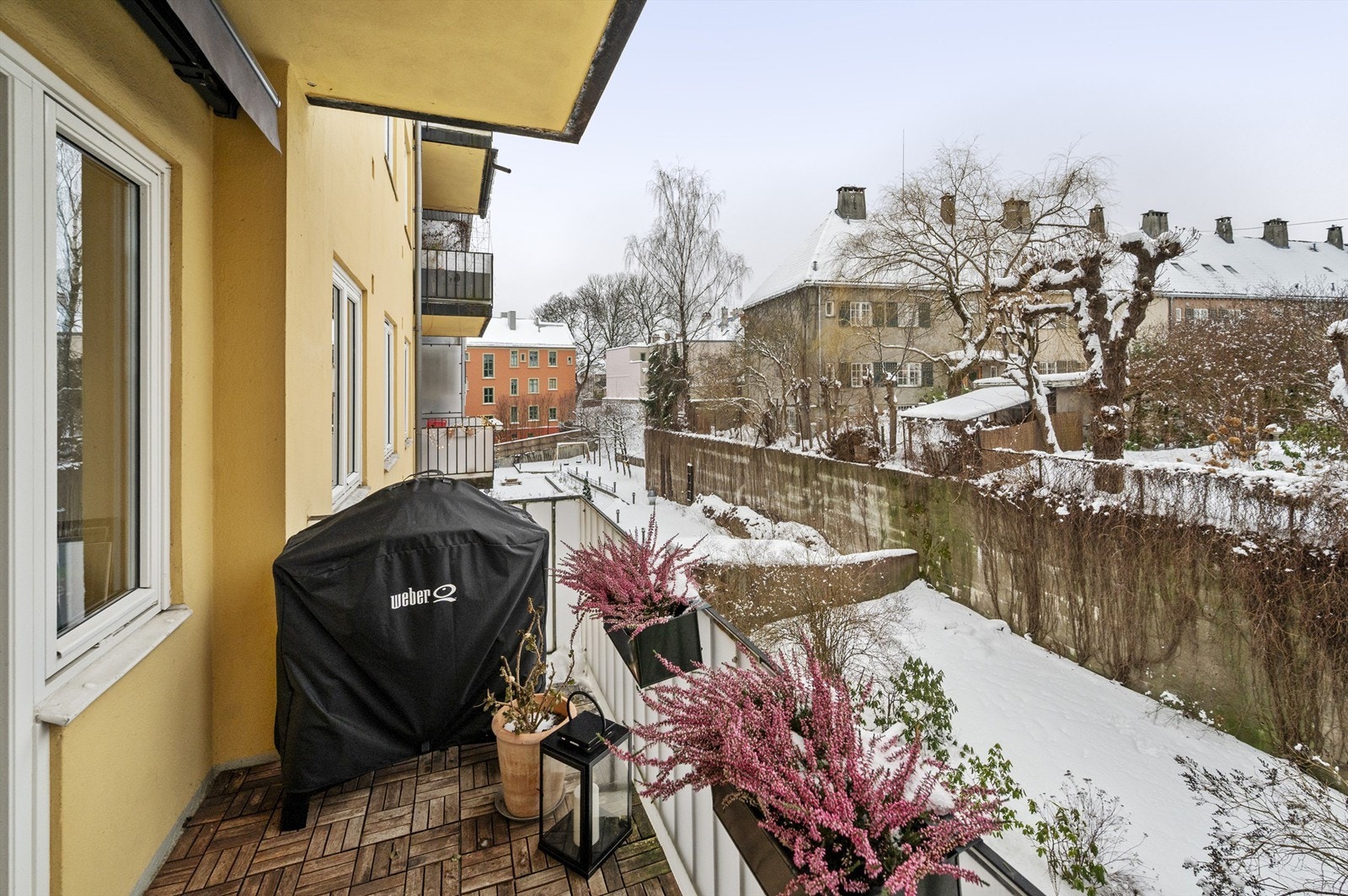 Balkongen er overbygget og føles som en naturlig forlengelse av boligen på årets varme dager. Galleribilde