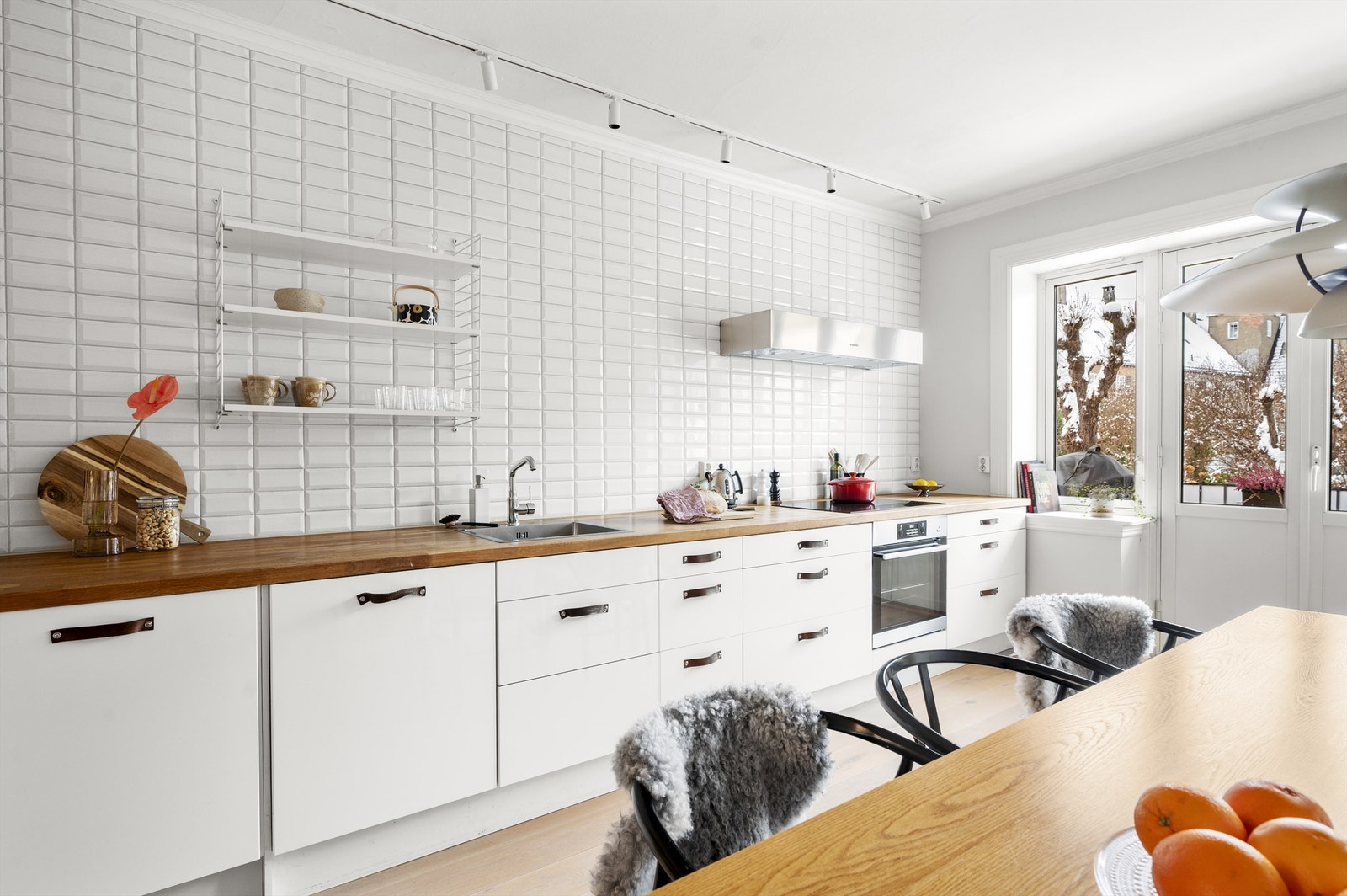 Innredningen er av lyse, glatte fronter og en solid benkeplate i heltre med nedfelt vaskekum. Galleribilde