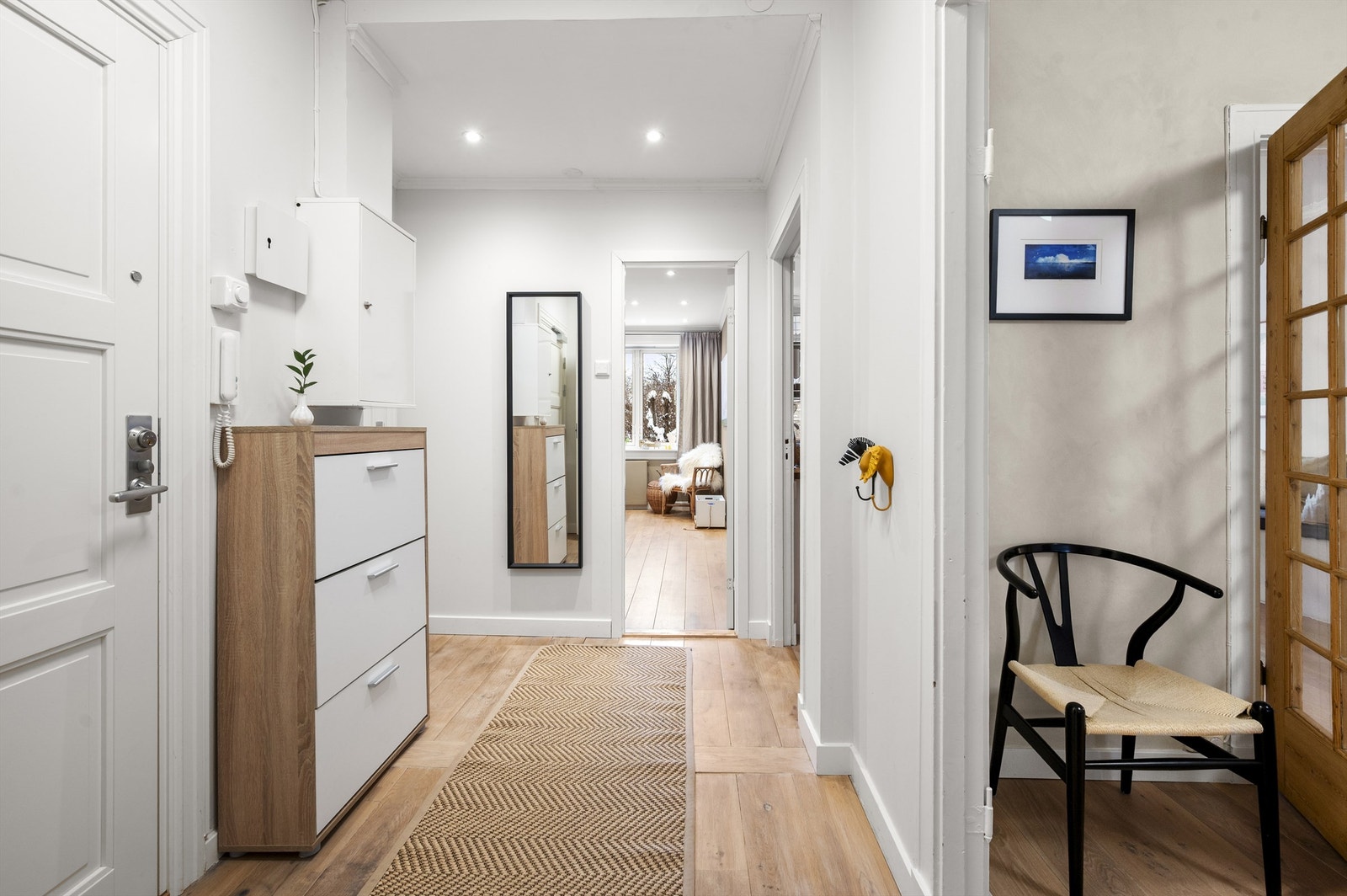 En lys og innbydende entré med god plass til yttertøy og sko. Galleribilde