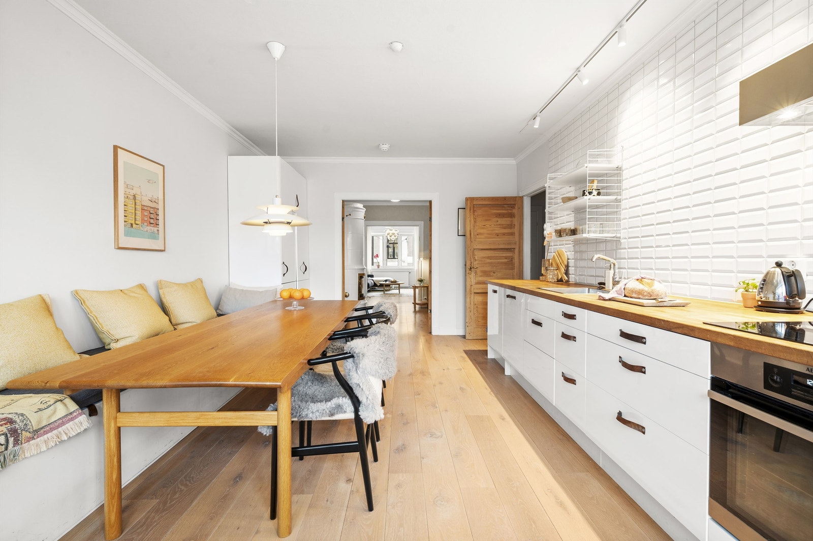 Det er rikelig med oppbevaringsplass i både skuffer og skap. Den gode benkeplassen gjør matlagingen enkel. Galleribilde