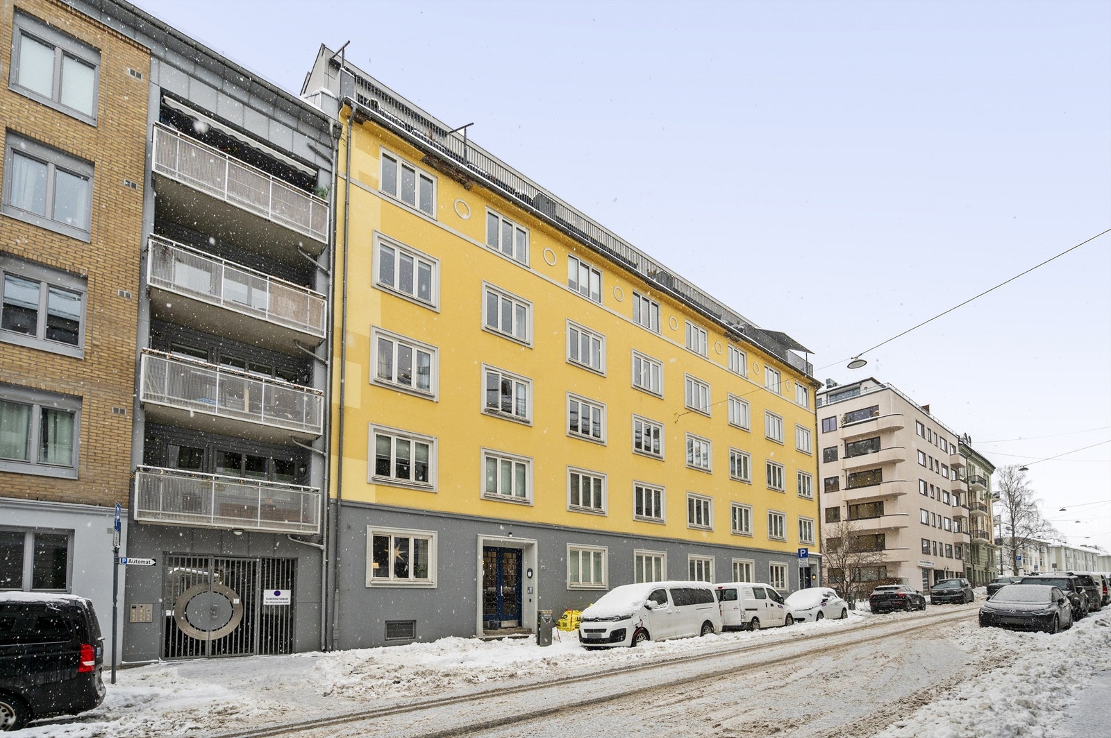 Attraktiv beliggenhet med umiddelbar nærhet til Stensparken og servicetilbud på St. Hanshaugen. Det er kommunal El-bil lader like utenfor leiligheten. Galleribilde