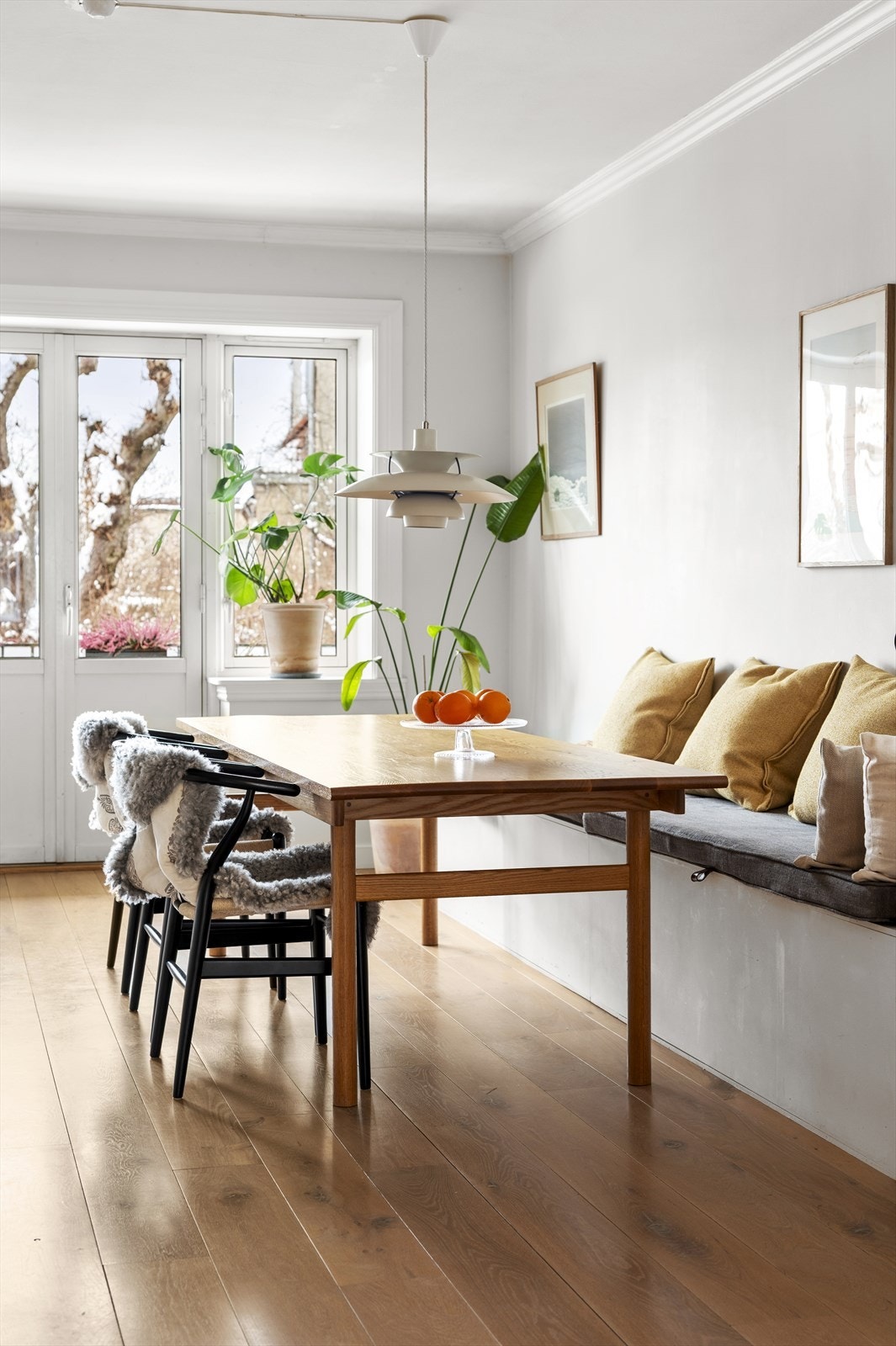 Den plassbygde benken har praktisk oppbevaringsplass. Galleribilde