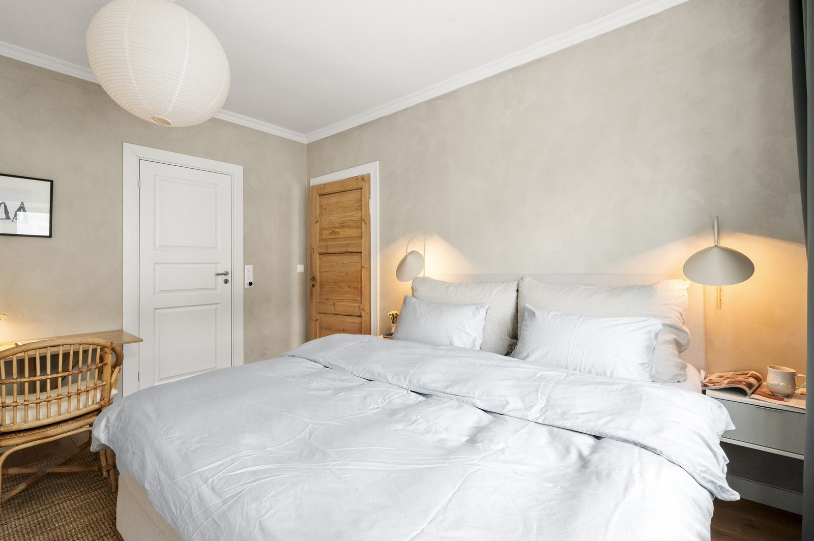 Rommet har god plass til dobbeltseng med tilhørende nattbord. Galleribilde