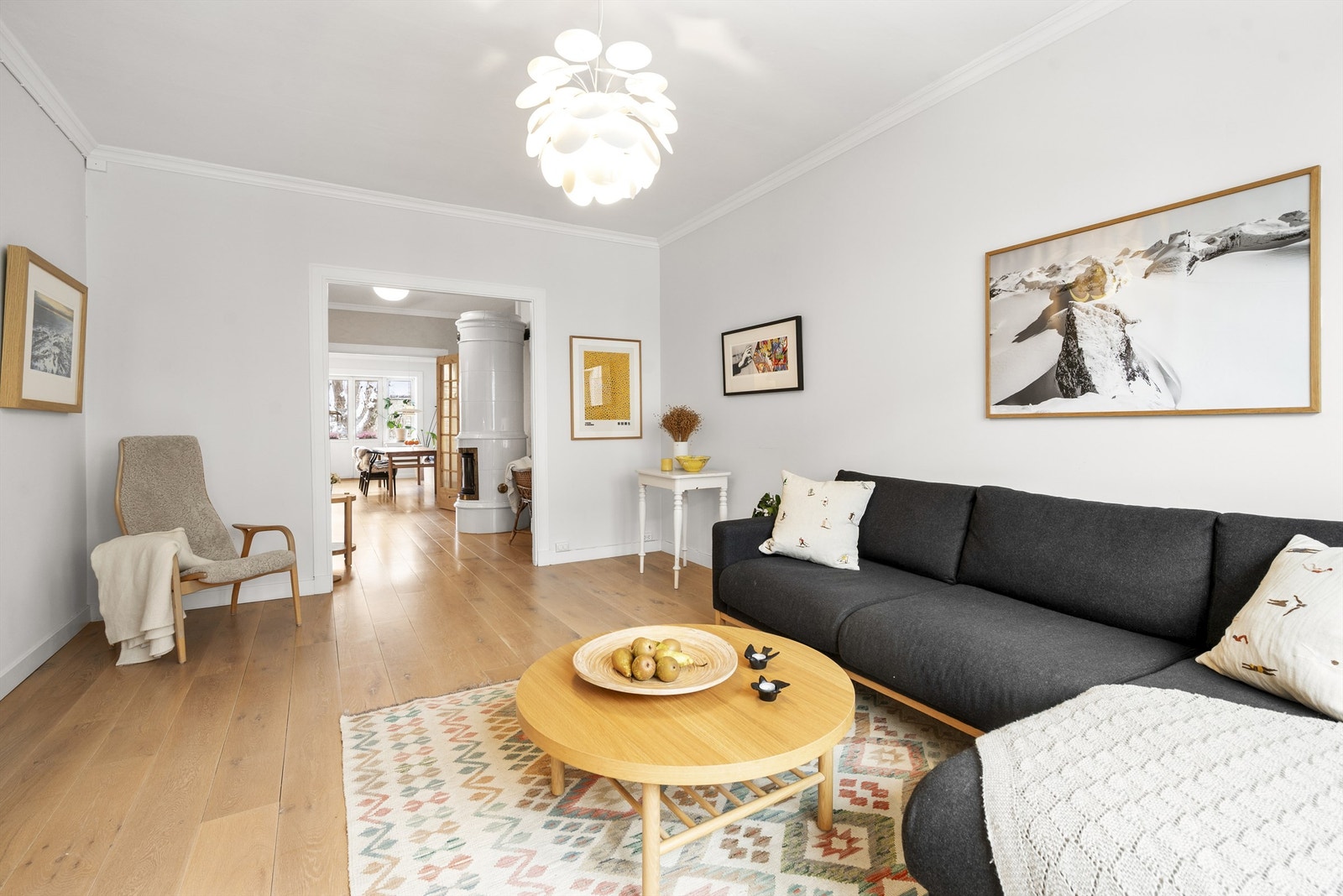 Leilighetens gjennomgående planløsning med lysinnslipp fra begge sider sørger for en luftig atmosfære i boligen. Galleribilde