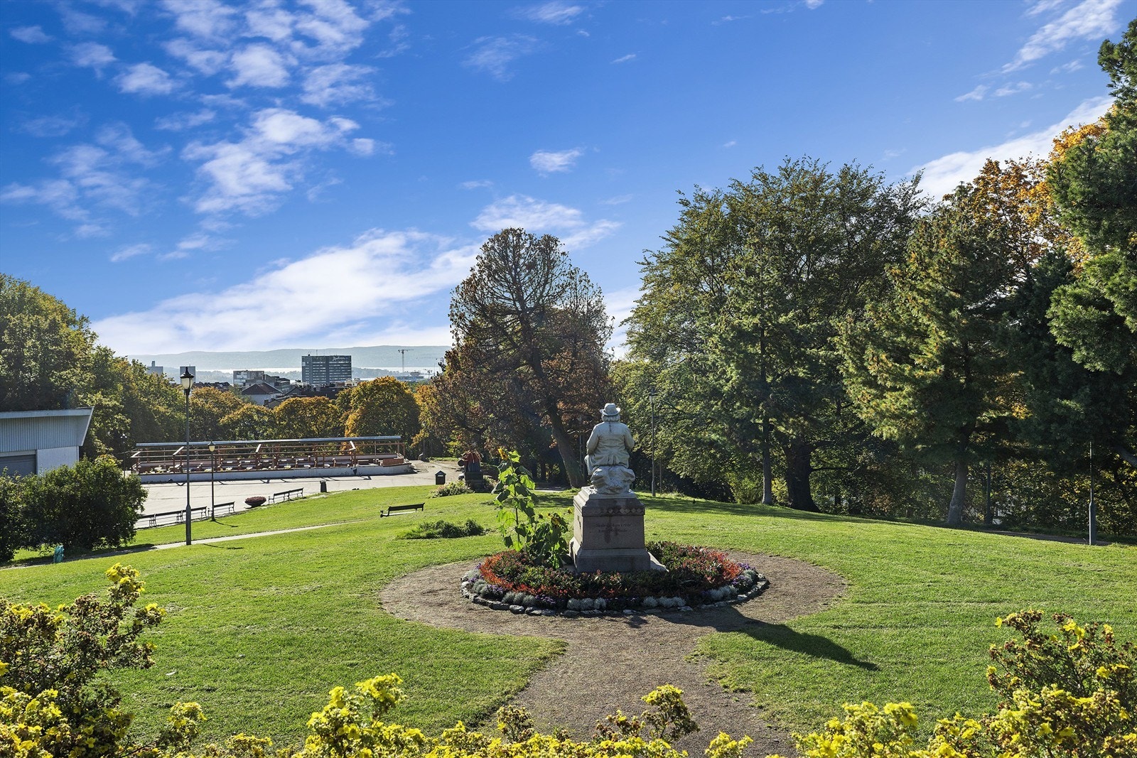St. Hanshaugen park har nydelige grøntområder, uteservering, turstier og lekeplasser. I tillegg er det nærhet til flotte Stensparken. Galleribilde