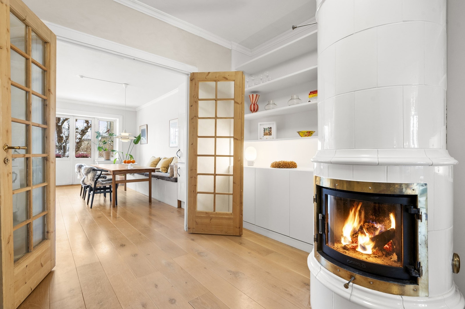 Den elegante kakkelovnen sørger for varme og god atmosfære på kalde vinterdager. Galleribilde