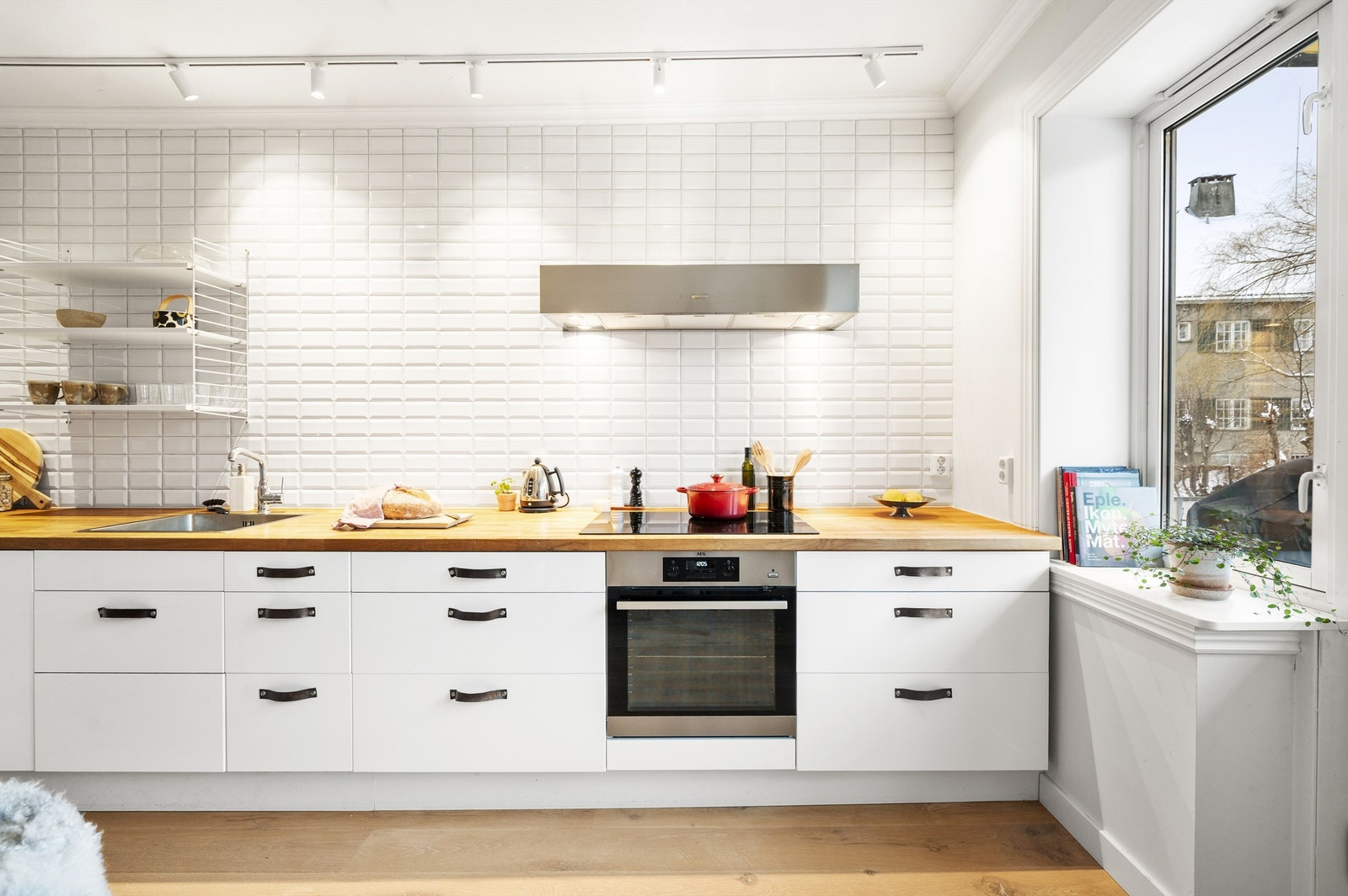 Hvitevarer er sømløst integrert i innredningen og består av induksjonstopp, stekeovn, oppvaskmaskin og kjøl-/fryseskap. Waterguard og komfyrvakt er montert. Galleribilde