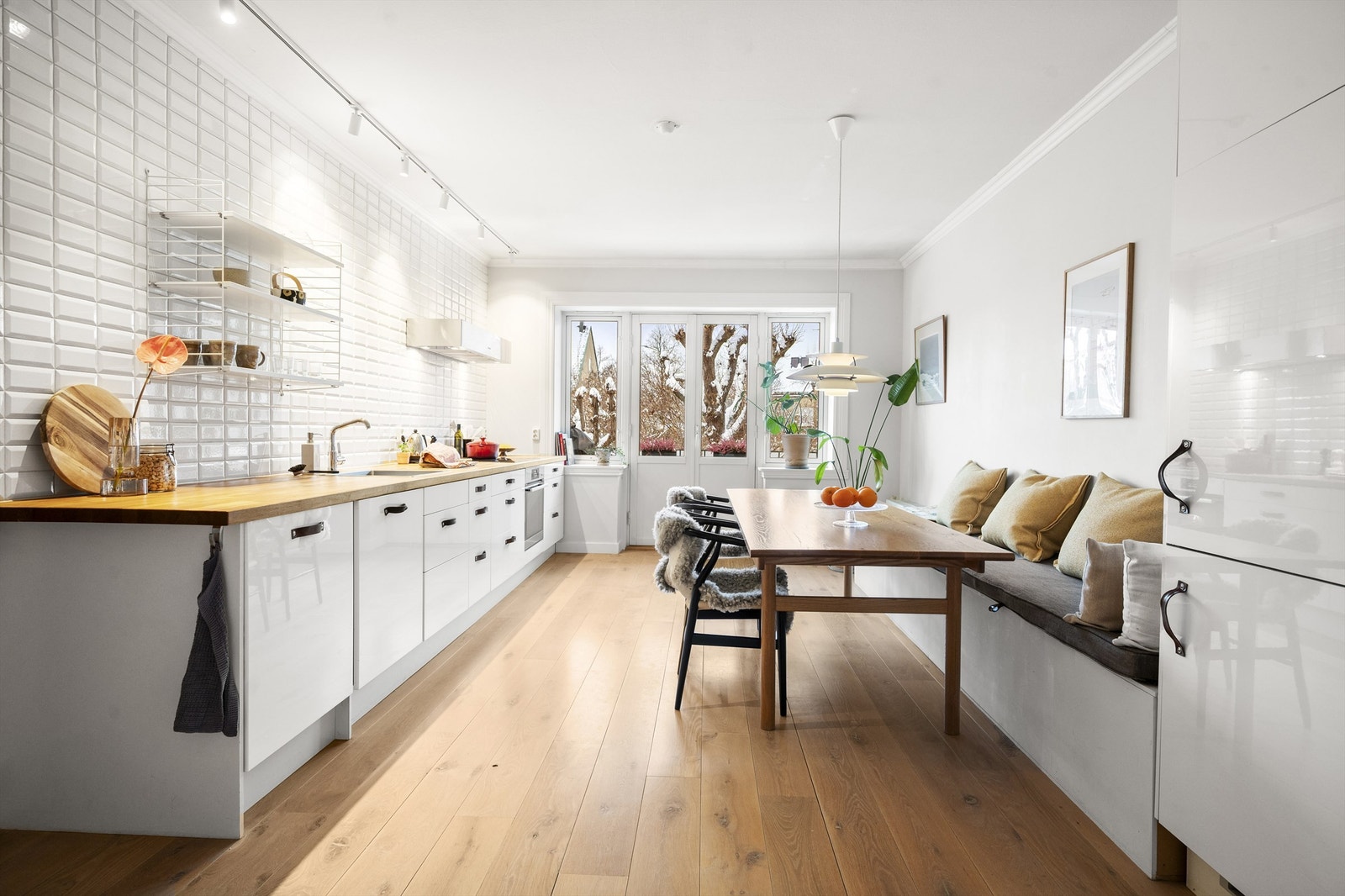 Stort og sosialt spisekjøkken med god plass til langbord for hyggelige sammenkomster. Galleribilde