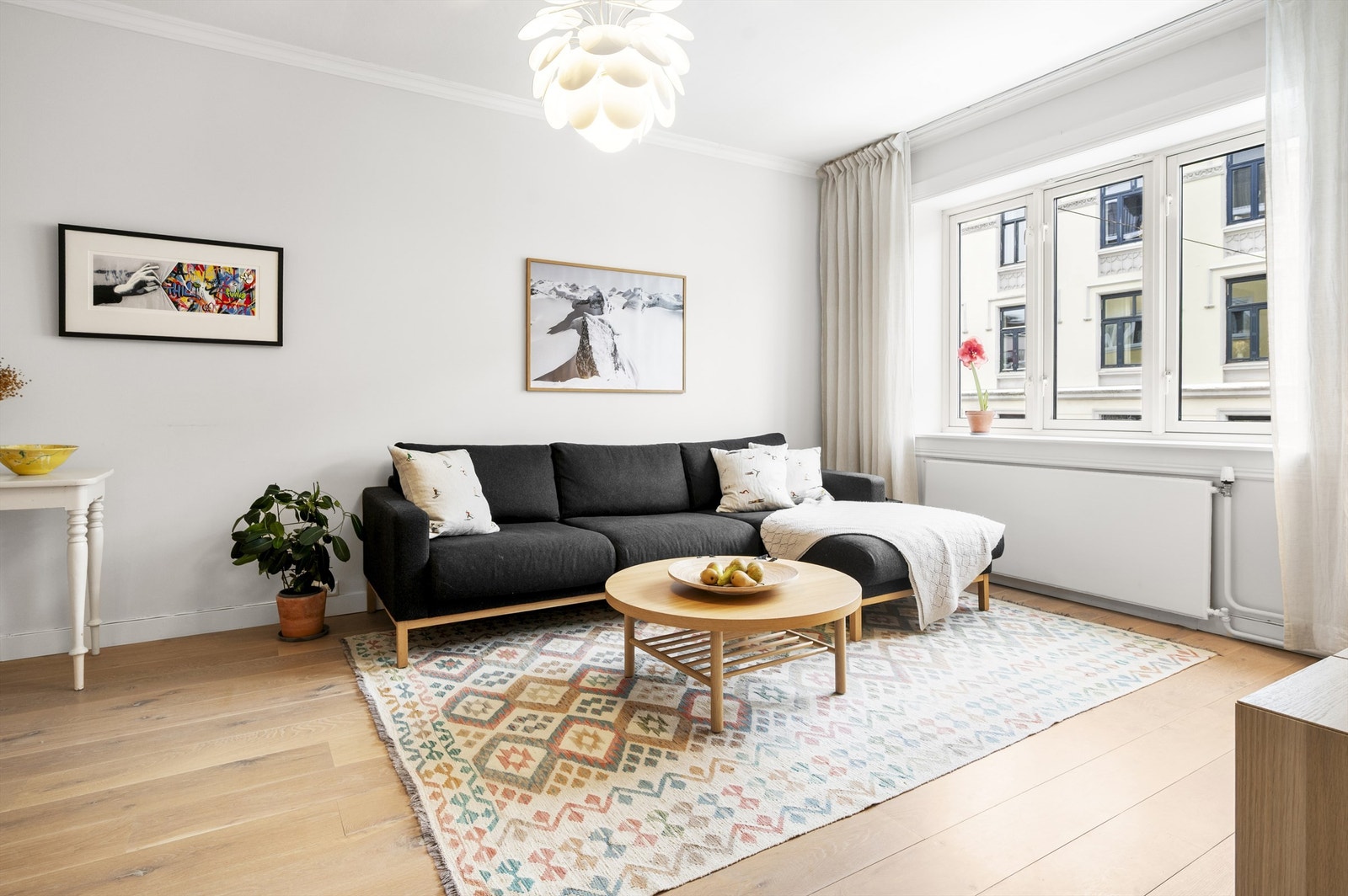 Stuen er innbydende og har rikelig plass til en komfortabel sittegruppe og stuemøblement. Galleribilde