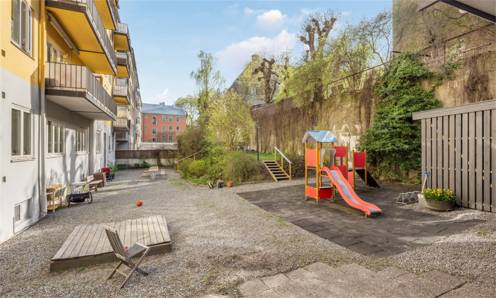 Sameiet har en fantastisk skjermet bakhage med plen, blomsterbusker, lekestativ, sandkasse, grill og flere sittegrupper. Galleribilde