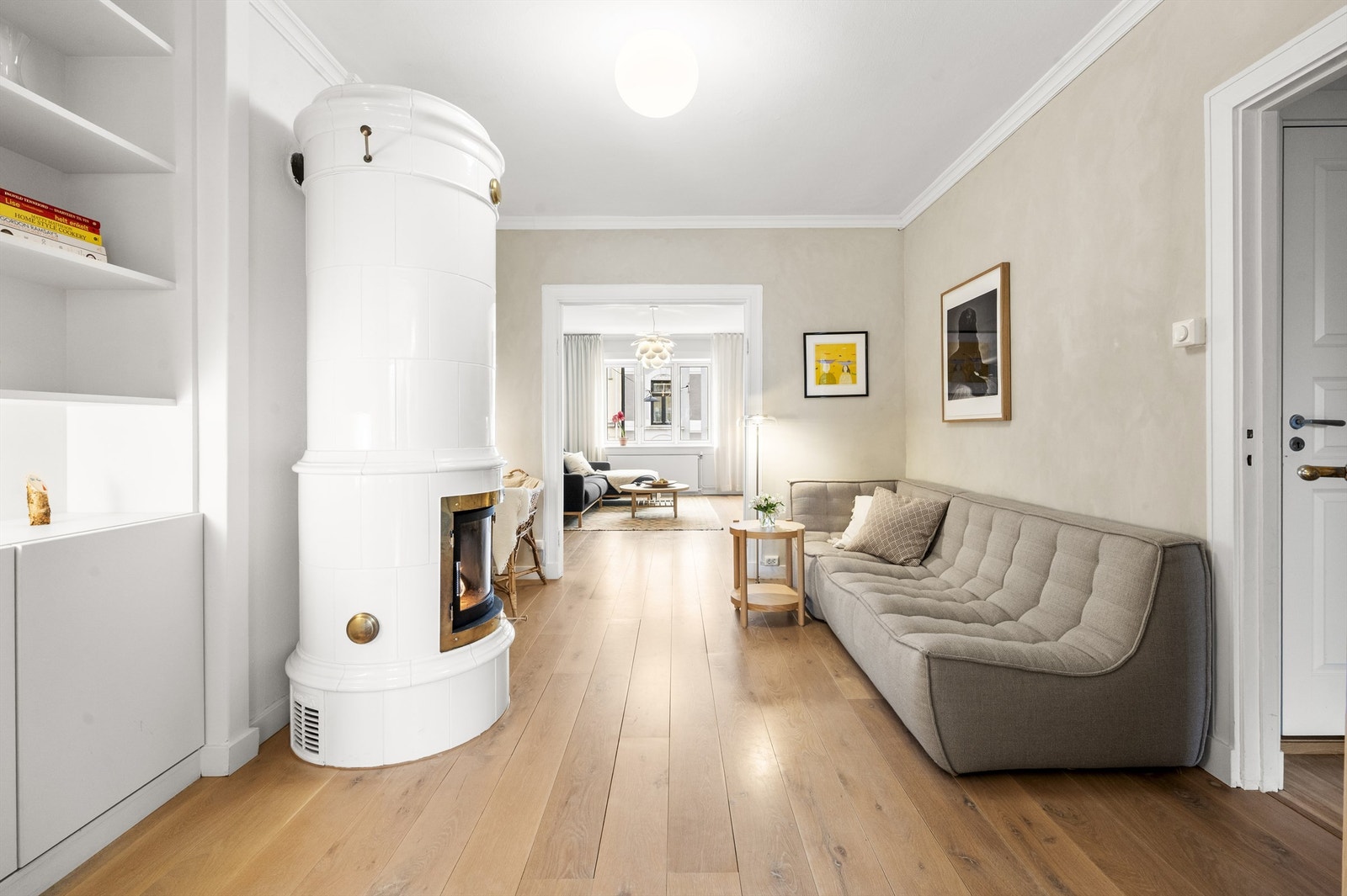 Dette rommet egner seg godt som et bibliotek med gode lagringsmuligheter i plassbygde hyller. Galleribilde