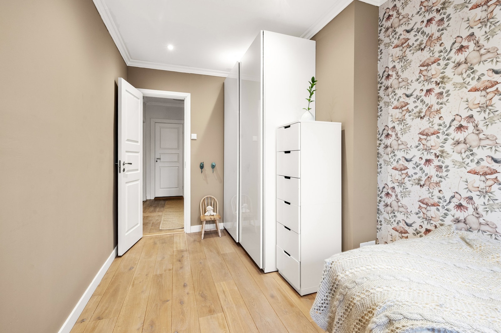 Her er det god plass til både seng og garderobeløsninger. Galleribilde