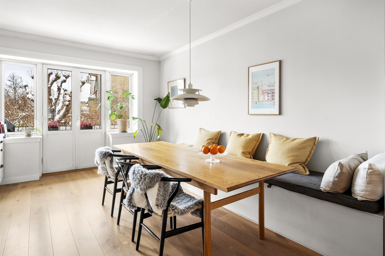 Fra spiseplassen er det direkte utgang til en usjenert, vestvendt balkong via en to-fløyet dør. Galleribilde