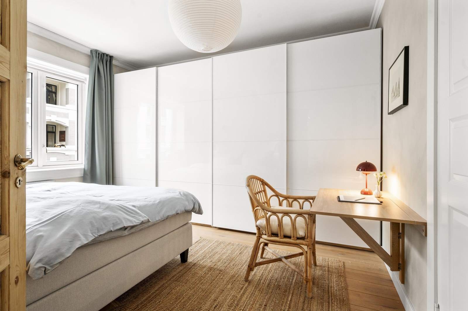 Et romslig garderobeskap gir rikelig med oppbevaring. Rommet har også et smart, nedfellbart skrivebord. Galleribilde