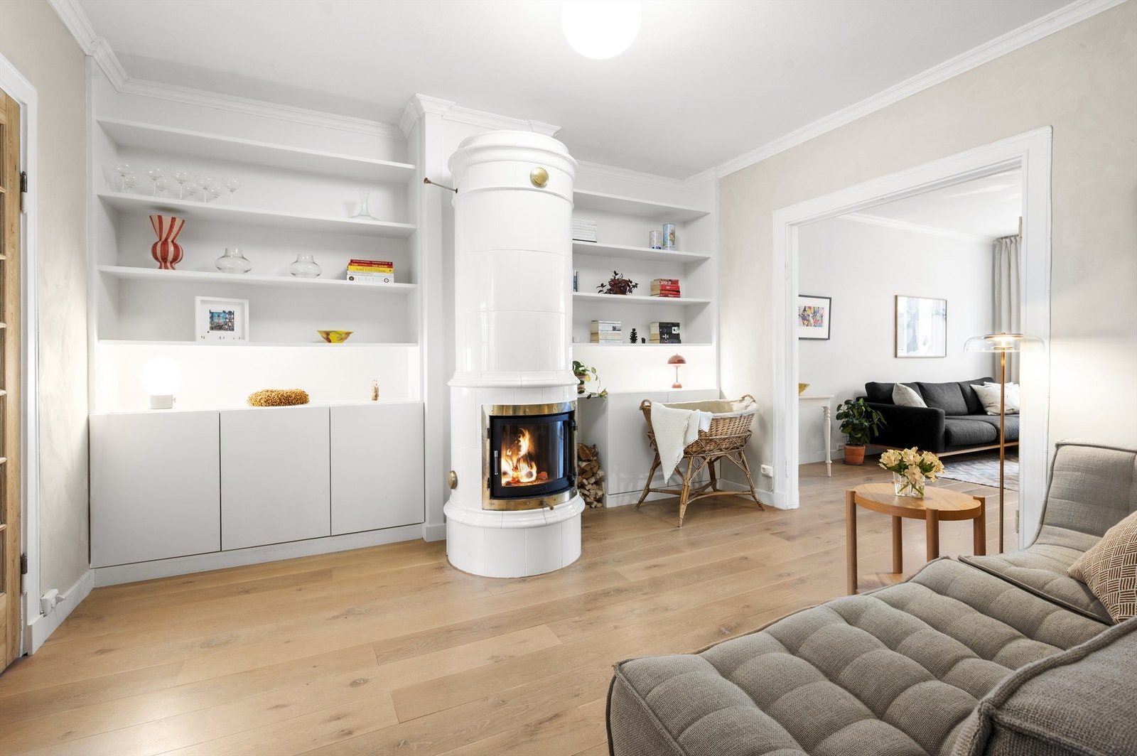 Mellomstuen har plassbygde hyller som gir rikelig med oppbevaringsplass. Rommet har god plass til sofa og er godt egnet til lesing, avslapping og opphold. Galleribilde