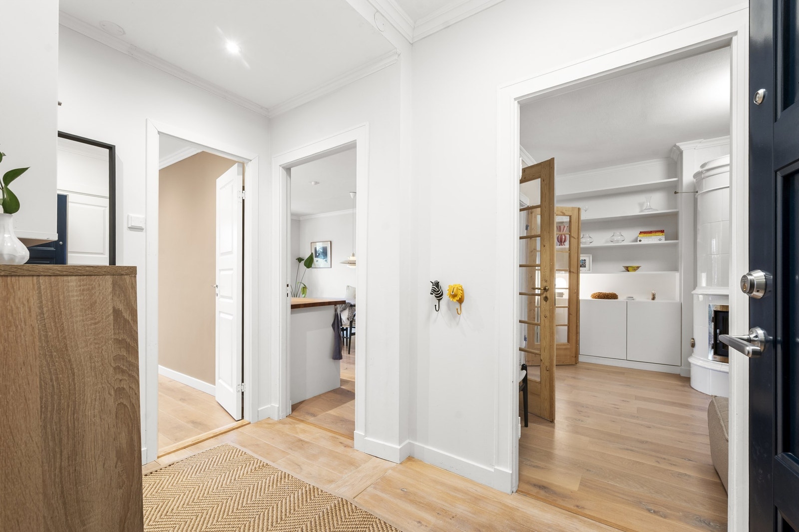 Entréen er utformet for å gi en åpen og luftig velkomst inn i leiligheten. Galleribilde