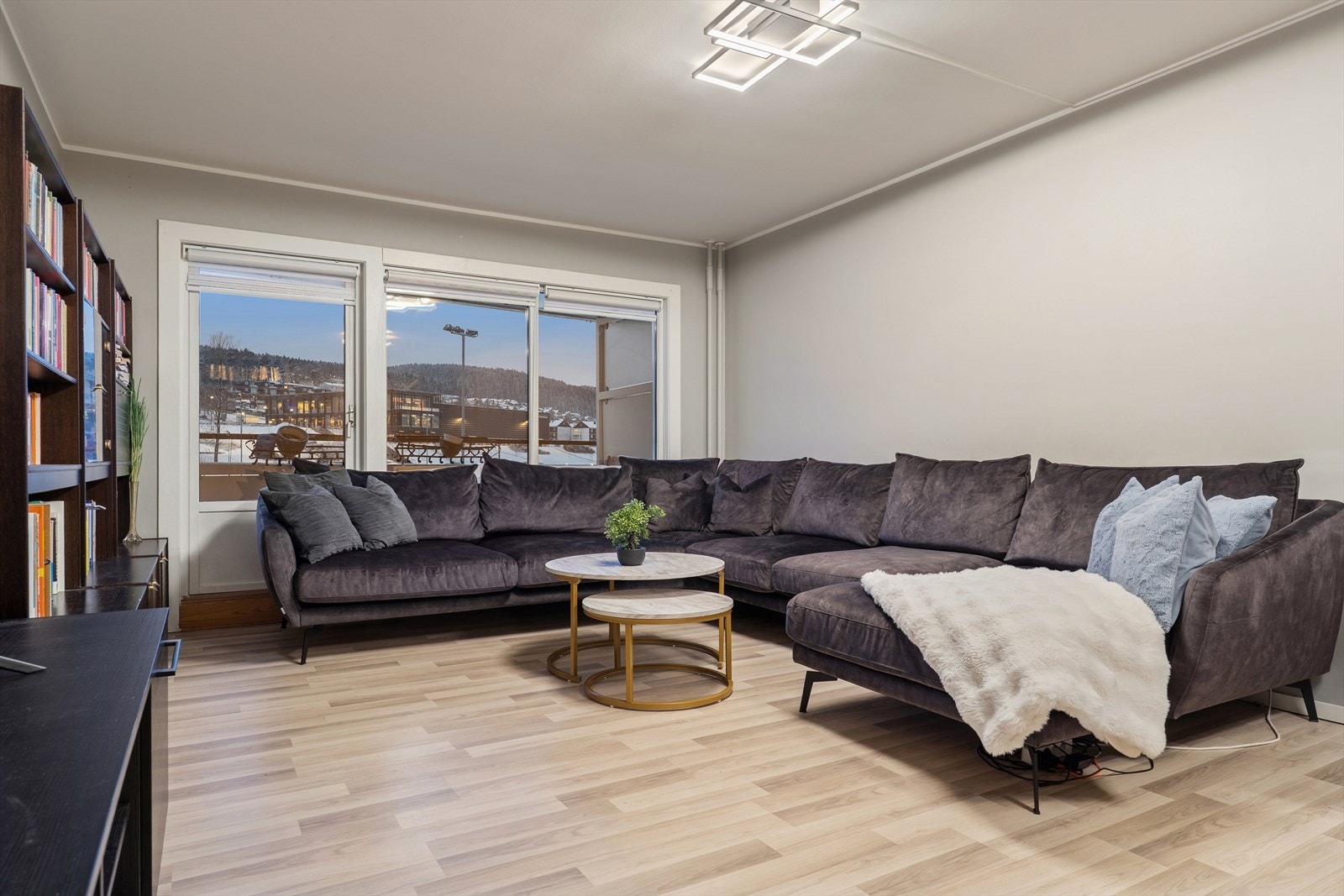 Sofakroken finner fort sin naturlige plass i rommet, og tv-en kan med fordel plasseres mot/på vegg. Galleribilde