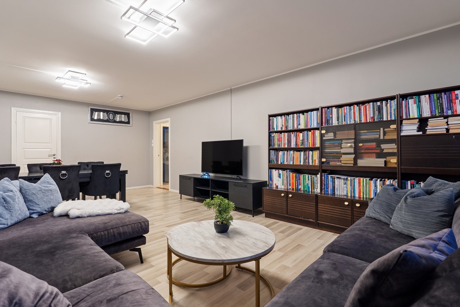 Leiligheten varmes opp med vannbåren varme via radiatorer. Galleribilde