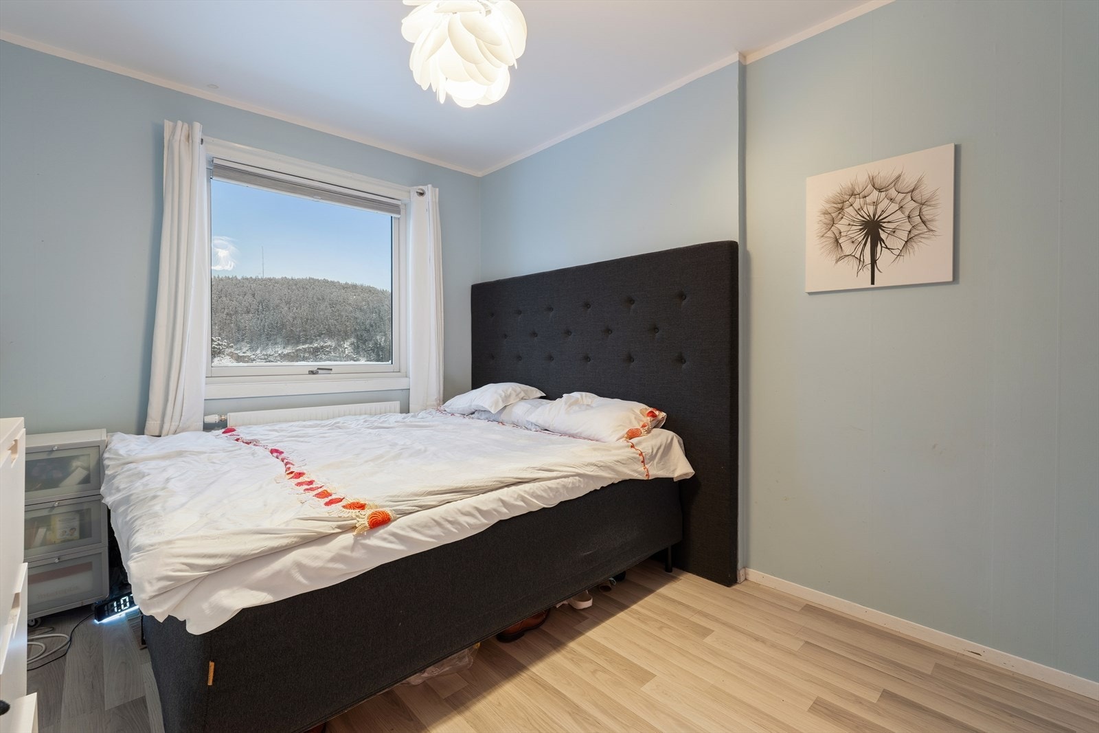 Her er det god plass for dobbeltseng og nattbord. Galleribilde