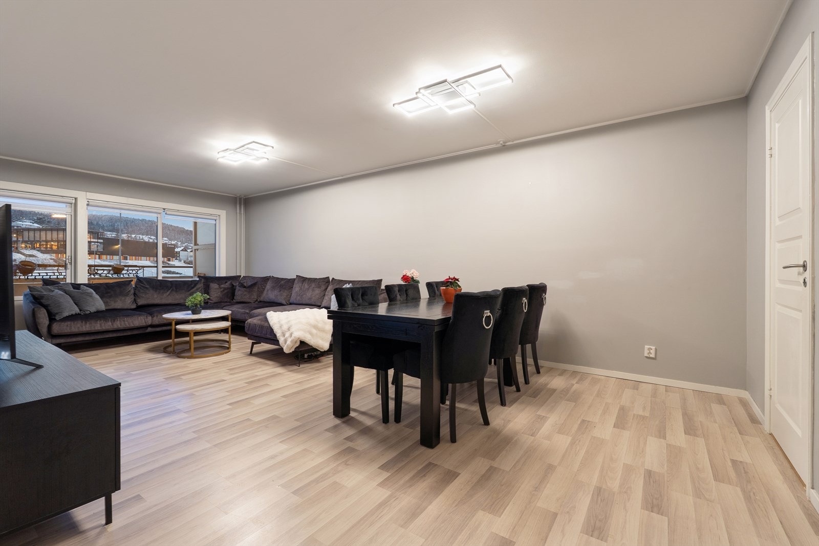 Vi beveger oss videre inn i en lys og koselig stue. Galleribilde