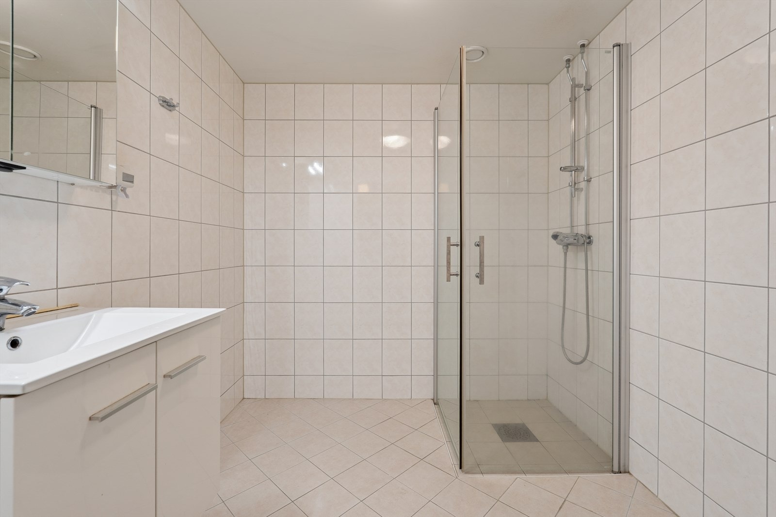 Lyst og pent flislagt bad med behagelige varmekabler i gulv. Galleribilde