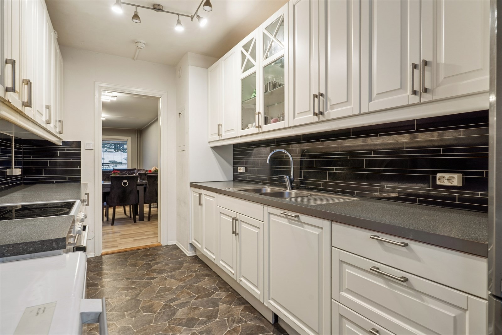 Alt i alt et funksjonelt og godt kjøkken som innbyr til gode smaksopplevelser. Galleribilde