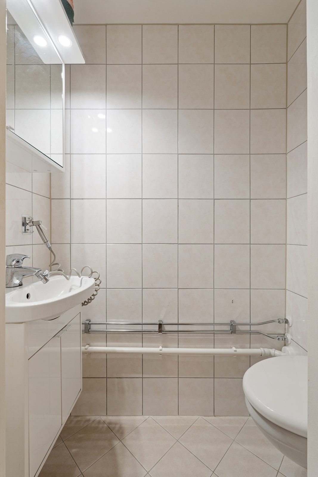 Separat wc-rom med vegghengt toalett og lys baderomsinnredning. Galleribilde