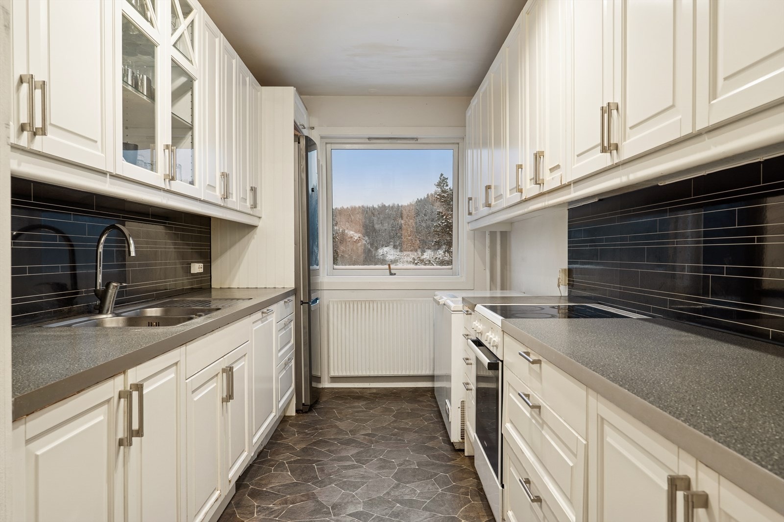 Tidløst Epoq-kjøkken med alt en måtte trenge av skap-, skuff- og benkeplass. Galleribilde