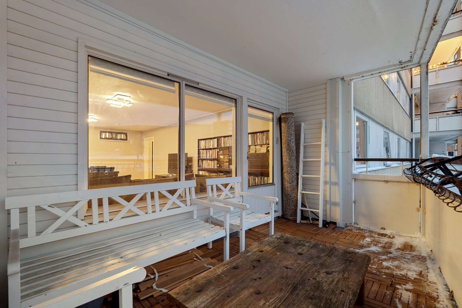 Fra stuen er det videre utgang til en flott overbygget balkong. Galleribilde