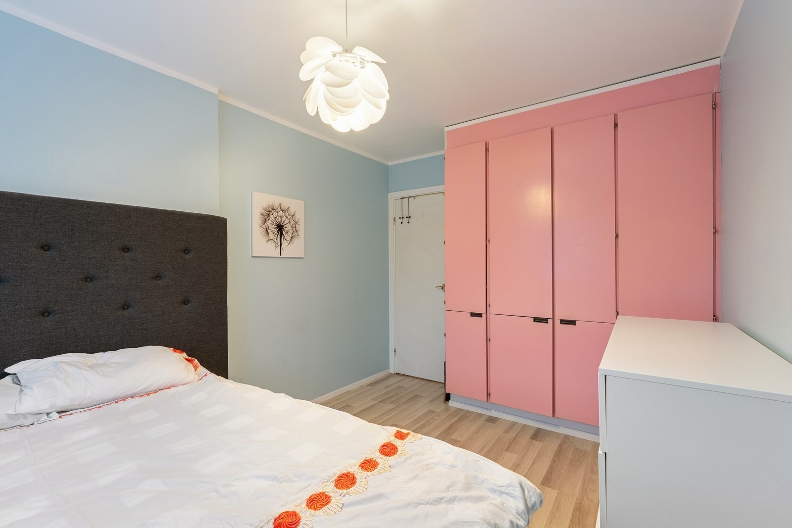 Innebyggede garderobeskap med mye oppbevaringsplass. Galleribilde