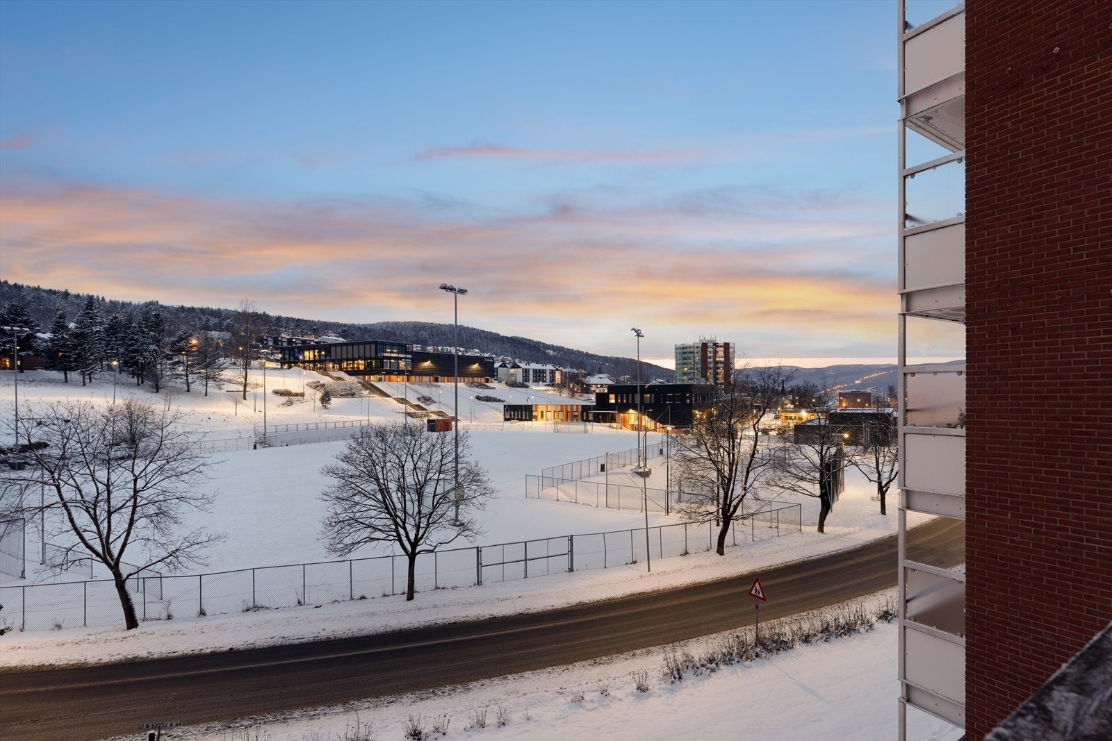 Luftig utsikt mot fotballbane og nærområdet. Galleribilde