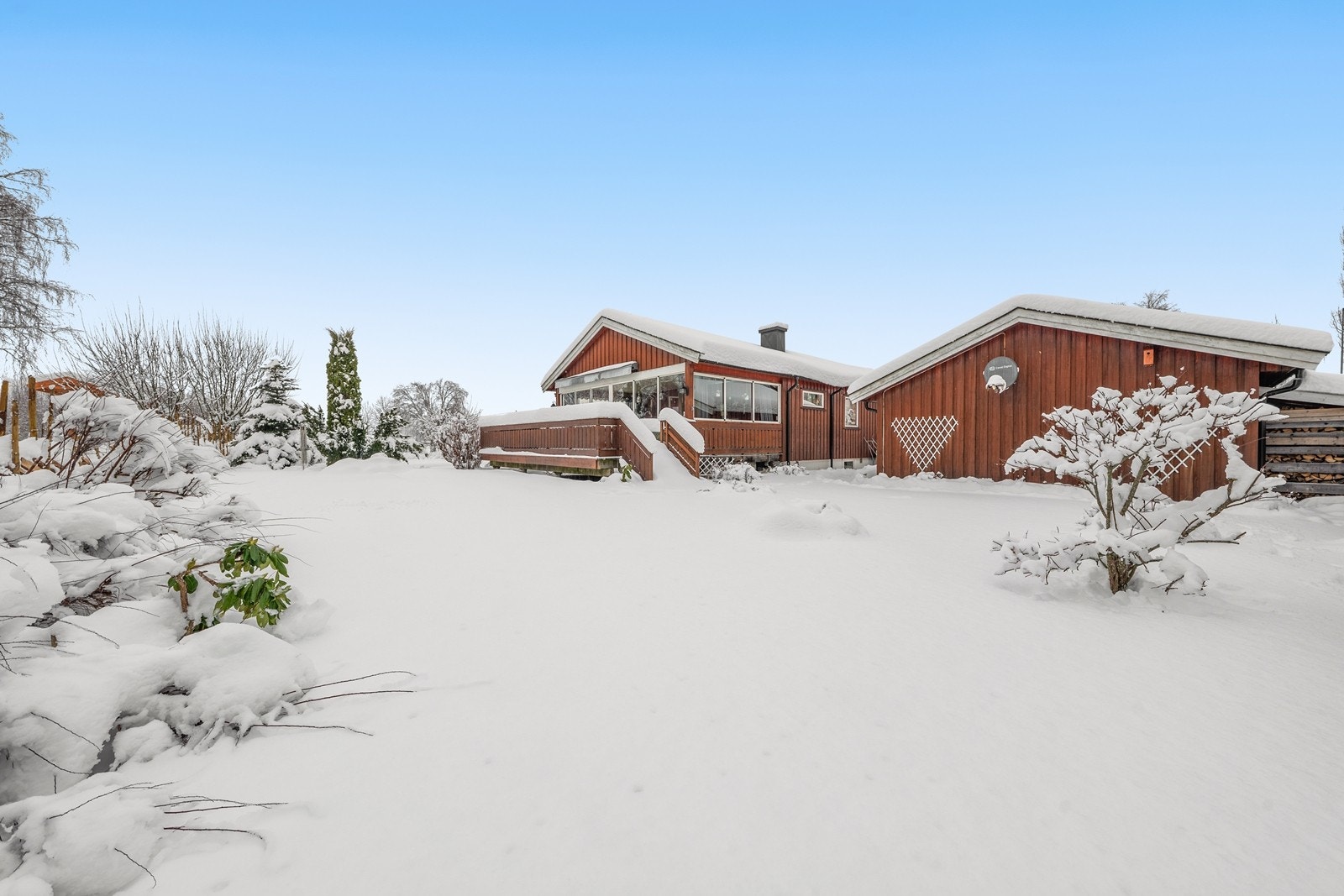 Stor og solrik hage med god plass til lek og moro Galleribilde