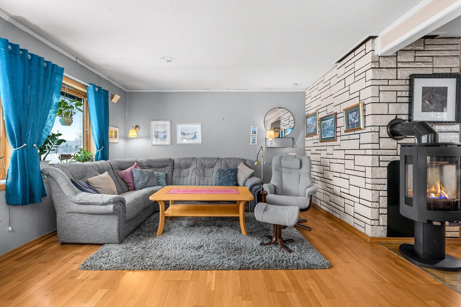 Her er det god plass til både sofagruppe og spisestue Galleribilde