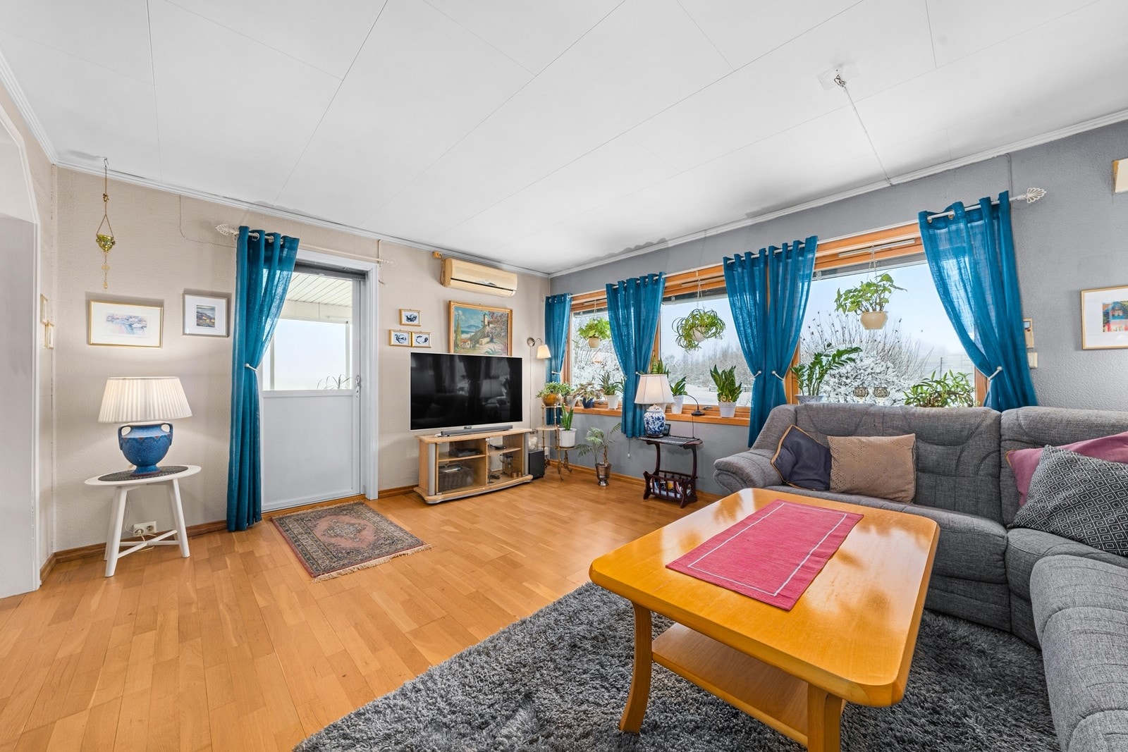 Fra stua er det utgang til innglasset terrasse Galleribilde