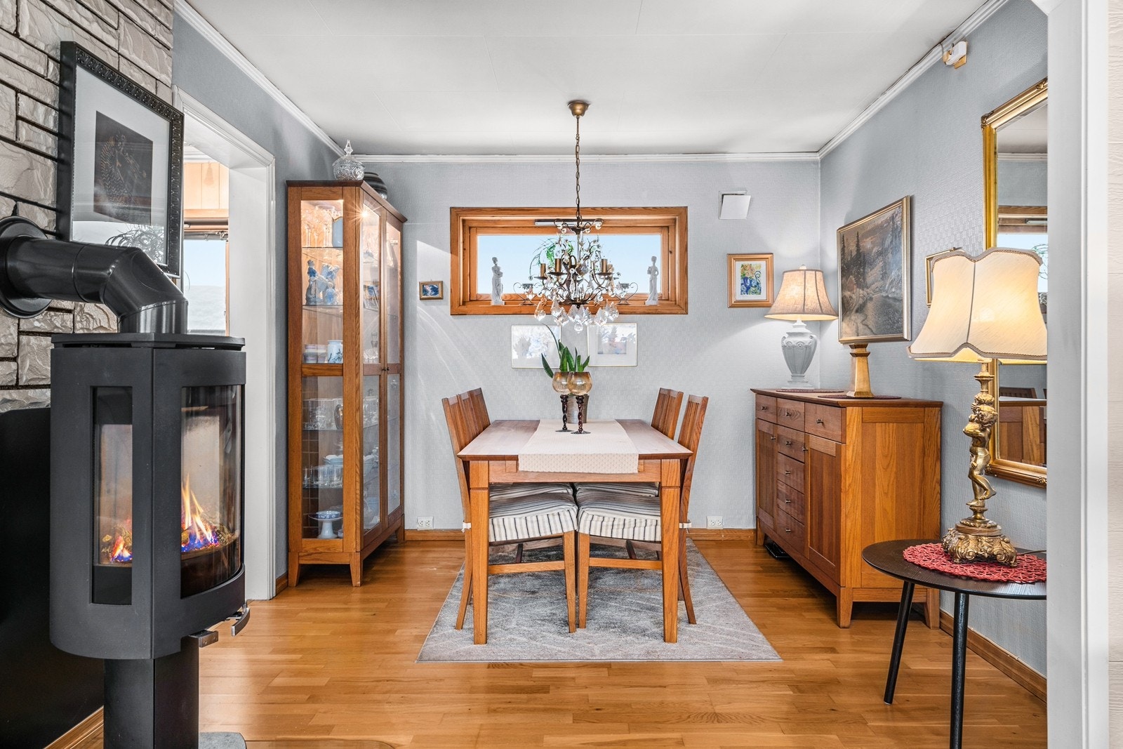 Stua varmes effektivt opp med peisovn fra 2010. Galleribilde