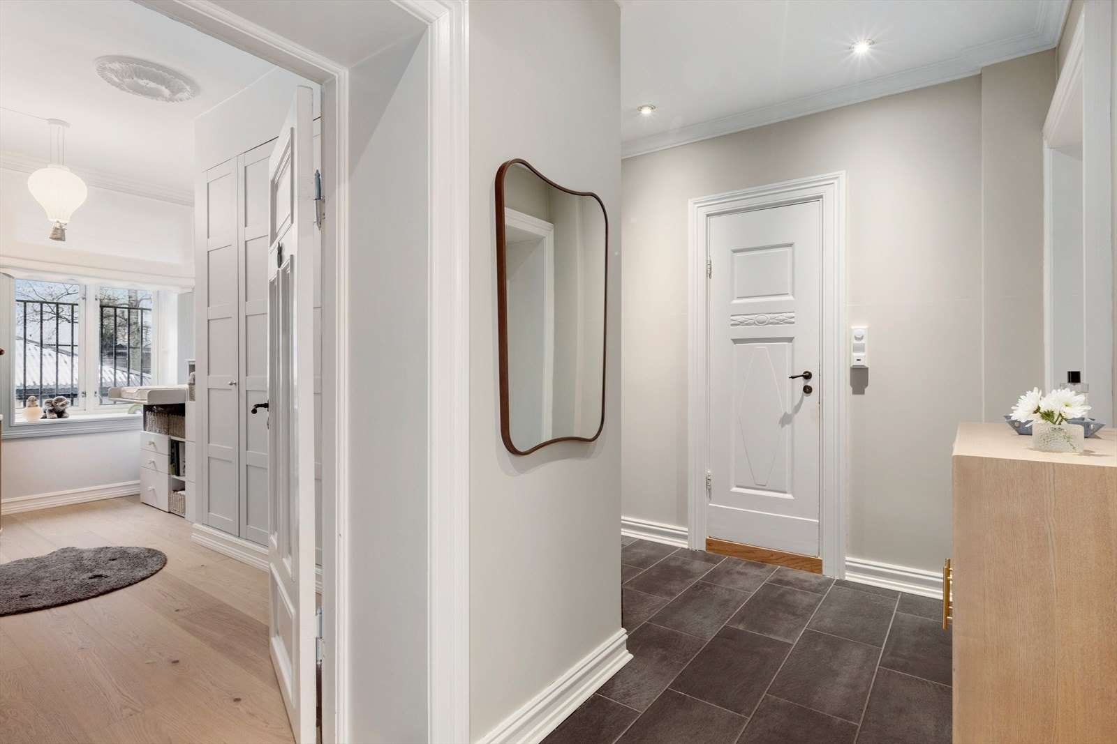 Lys og innbydende entré med gode oppbevaringsmuligheter. Galleribilde