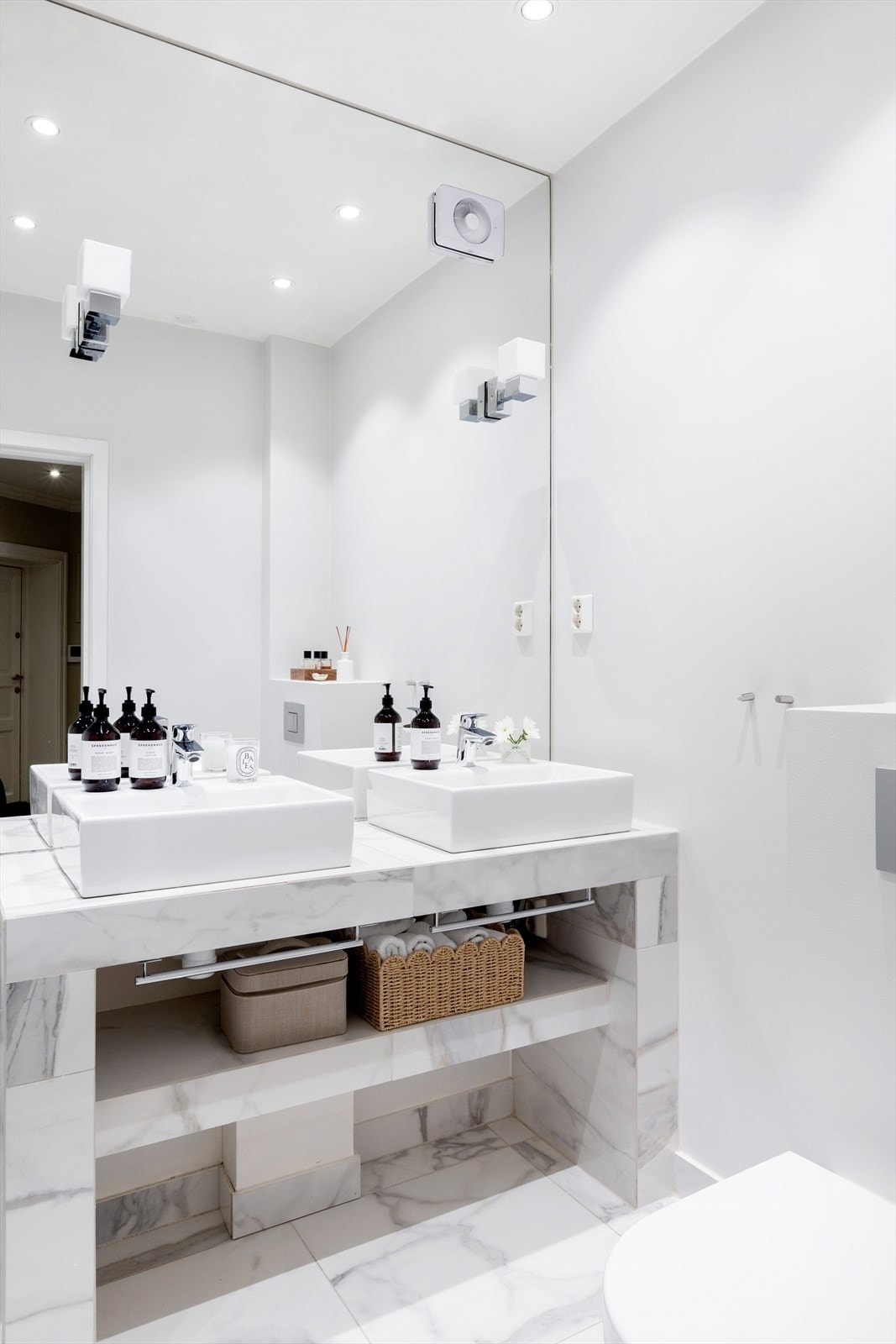 Varmekabler i gulv for økt komfort. Elektrisk avtrekksvifte sørger for effektiv ventilasjon. Galleribilde