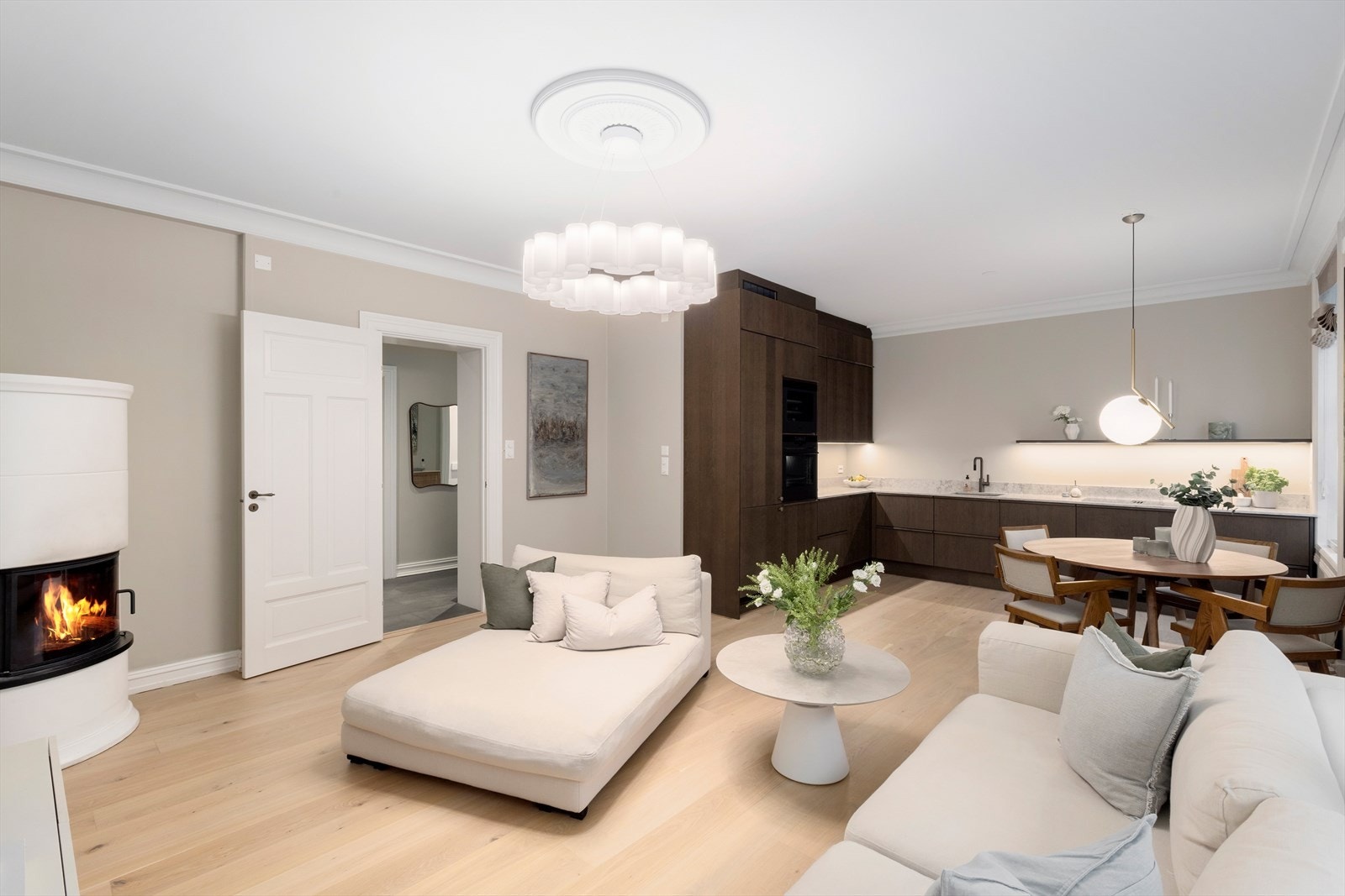 Plejd lysbrytere er installert som gir moderne lysstyring via app på telefonen. Gulvet ble oljet og slipt i 2022. Galleribilde