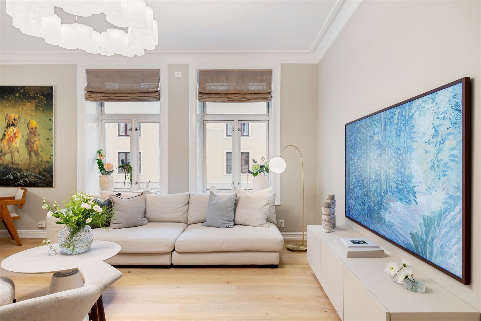 De store vindusflatene slipper inn rikelig med naturlig belysning. Galleribilde