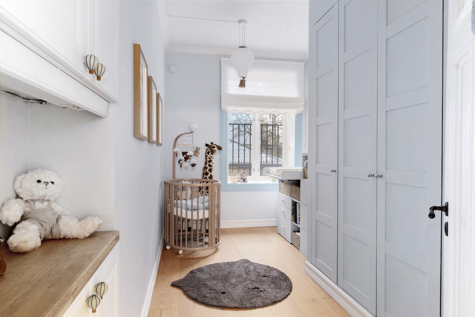 Det andre soverommet egner seg godt som barnerom, gjesterom eller kontor. Også dette soverommet vender mot bakgården. Galleribilde