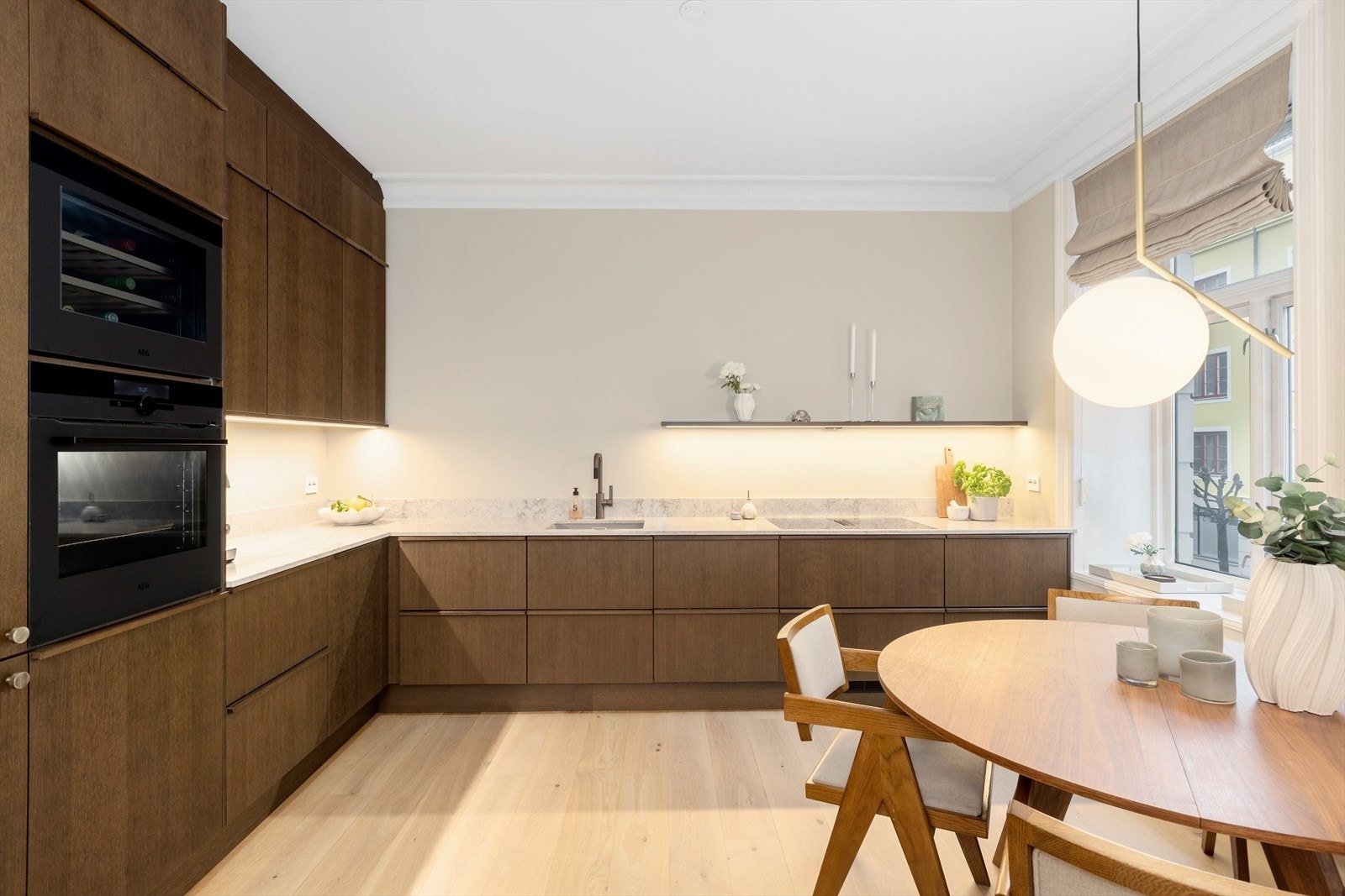 Helintegrert kjøkken med kvalitetshvitevarer fra AEG som gir et eksklusivt uttrykk Galleribilde